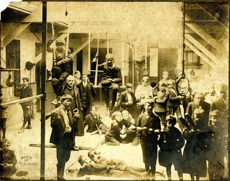 Image ancienne illustrant l’article « Séance d’initiation »