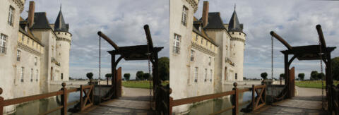 Pont-levis sur la passerelle, et pont dormant à l'entrée