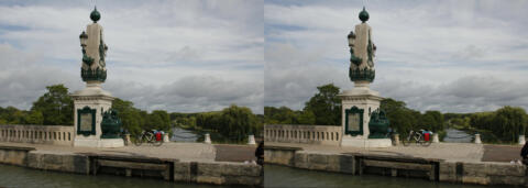 Colonne à l'entrée du pont