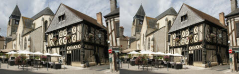 Place, mairie et vieilles maisons