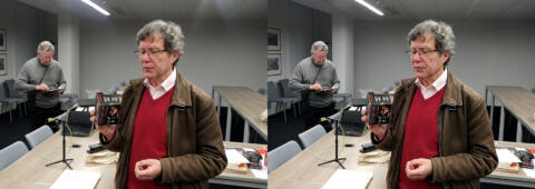 Patrick Demaret examine une boite de homido-mini et Jean-Yves Gresser utilise son Lume pad à écran autostéréoscopique