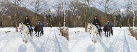 Bourg, promeneurs à cheval