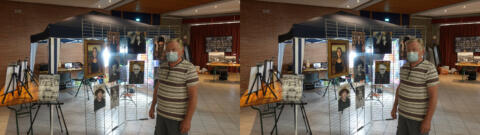 Christian Gimel devant ses portraits en lenticulaire