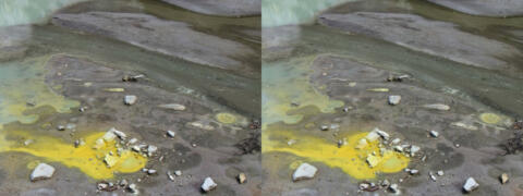 Wai-O-Tapu. Lac d'eau chaude dans un cratère (détail).