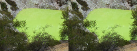 Wai-O-Tapu. Le Bain du Diable. La couleur résulte d'un mélange de sels sulfureux et ferreux.