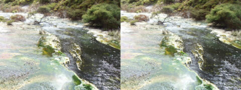 Vallée géothermique de Waimangu. Rivière d'eau chaude.