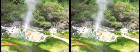 Vallée géothermique de Waimangu. Petit geyser près de la rivière d'eau chaude.
