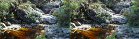 un petit torrent, avec une eau teintée en rouge