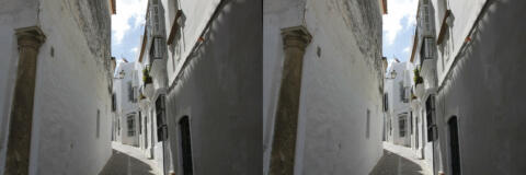 Une rue d'un village blanc