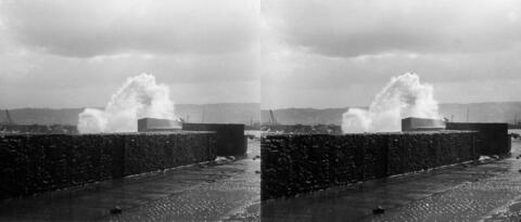 Tempête à l'Amirauté, vagues sur la jetée