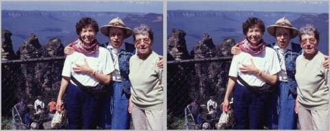 Excursion pendant ce congrès aux Blue Mountains, devant les rochers appelés Three Sisters.