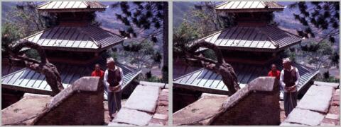 Les gardiens d'un temple isolé au sommet d'une colline, au Népal
