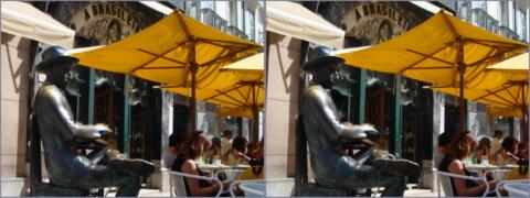 Le poète Fernando Pessoa, à sa table de bistro à Lisbonne