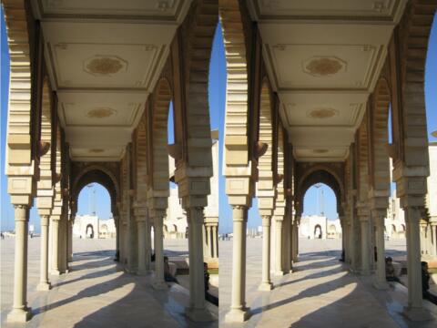 Mosquée Hassan II : Colonnade entourant l'esplanade de la Grande Mosquée