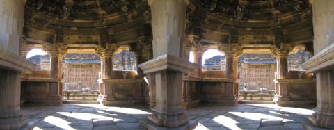 NAGDA - Temple de Vishnu, vue intérieure
