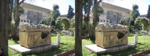 Damas - Musée National : sarcophage dans les jardins du musée