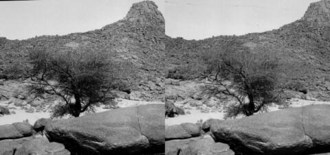 Hoggar : Le bout de la route : de gros blocs barrent le chemin.