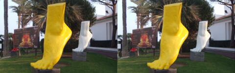 Immenses statues de pieds en couleur devant le Palm-Beach de Cannes