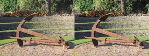 Grande ancre sur le rond point