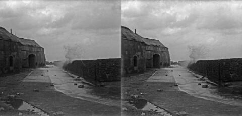 Tempête à l'Amirauté, vagues sur la jetée