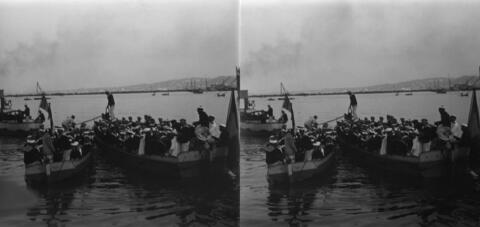 Marins en barque regagnant le bord