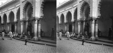 Arcades sur rue et fontaine de la garnde mosquée