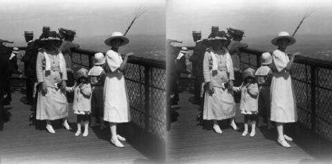 Jeannette et sa mère sur la Tour Eiffel