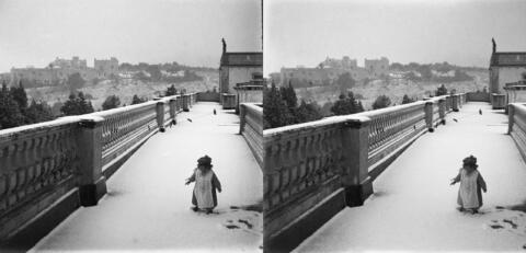 Jeannette, 1 an et demi, découvre la neige