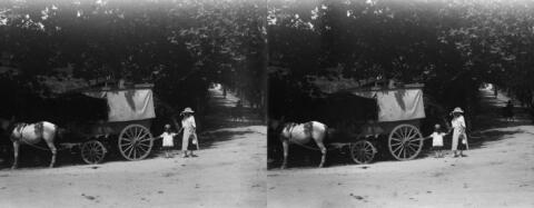 Jeannette et sa mère aux provisions