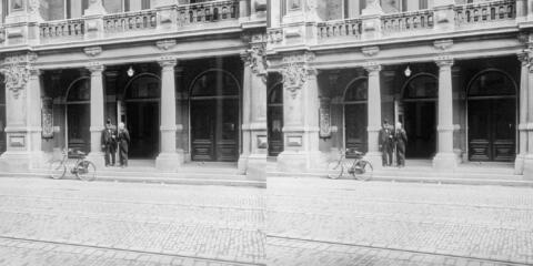 L'huissier à l'entrée du Stadsgerhoorzaal