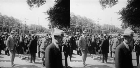 Descente des congressistes des 2 trams