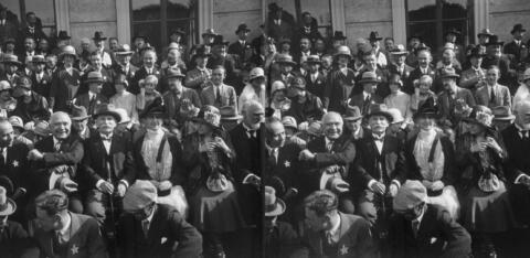 Congressistes devant l'Observatoire