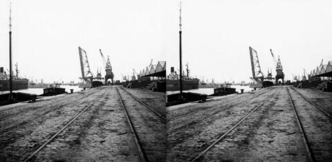Les docks, magasins de bois et pont levé