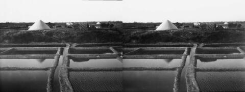 Marais salant, au loin clocher St Hilaire