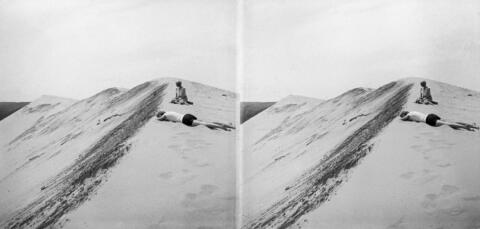 Au bord de la dune: la crête, Marg. et Jeannette