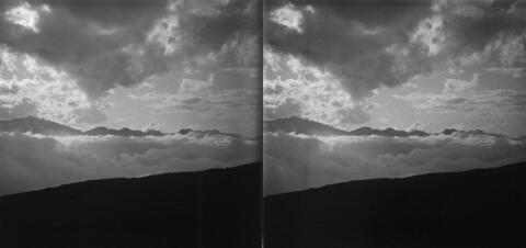 Panorama sur la chaîne : sommets du S.W. Mer de nuages
