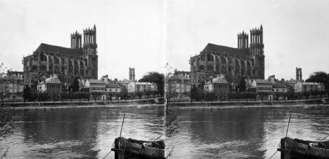 Cathédrale vue des bords de la Seine