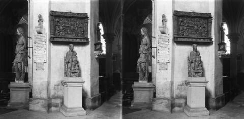 Eglise, intérieur. Vierge en bois