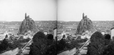 St Michel d'Aiguilhe vu d'une petite place