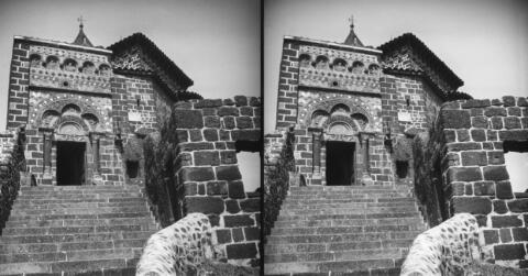 St Michel d'Aiguilhe, le portail vu des marches