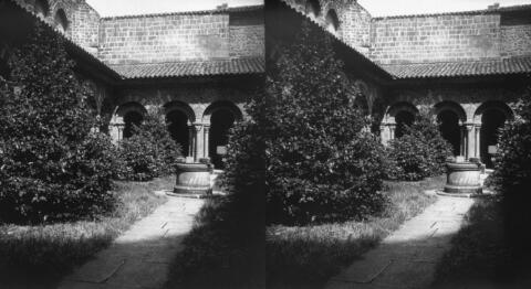 Cloître de la Cathédrale, Cour et Puits