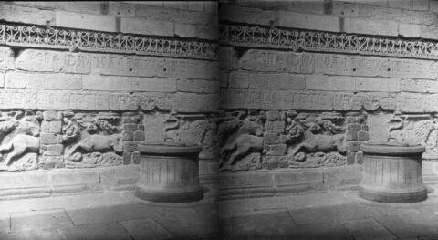 Bas relief romain dans la cour de la Cathédrale