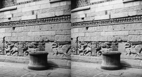 Bas relief romain dans la cour de la Cathédrale