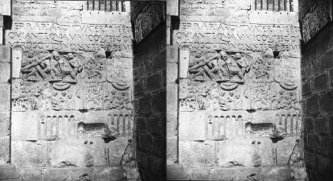 Cathédrale, bas relief romain, intérieur