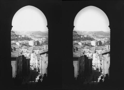 Rue des Tables vue du portail central, Boys-scouts