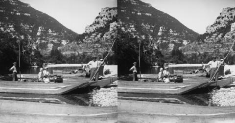 Descente en barque. Départ, le bateau