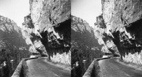 Rochers surplombant la route après le Cirque